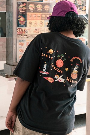 스페이스 서핑 반팔 티셔츠 (다크 차콜)