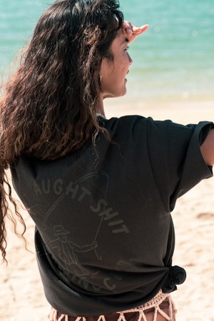 피싱 클럽 반팔 티셔츠 (다크 차콜)