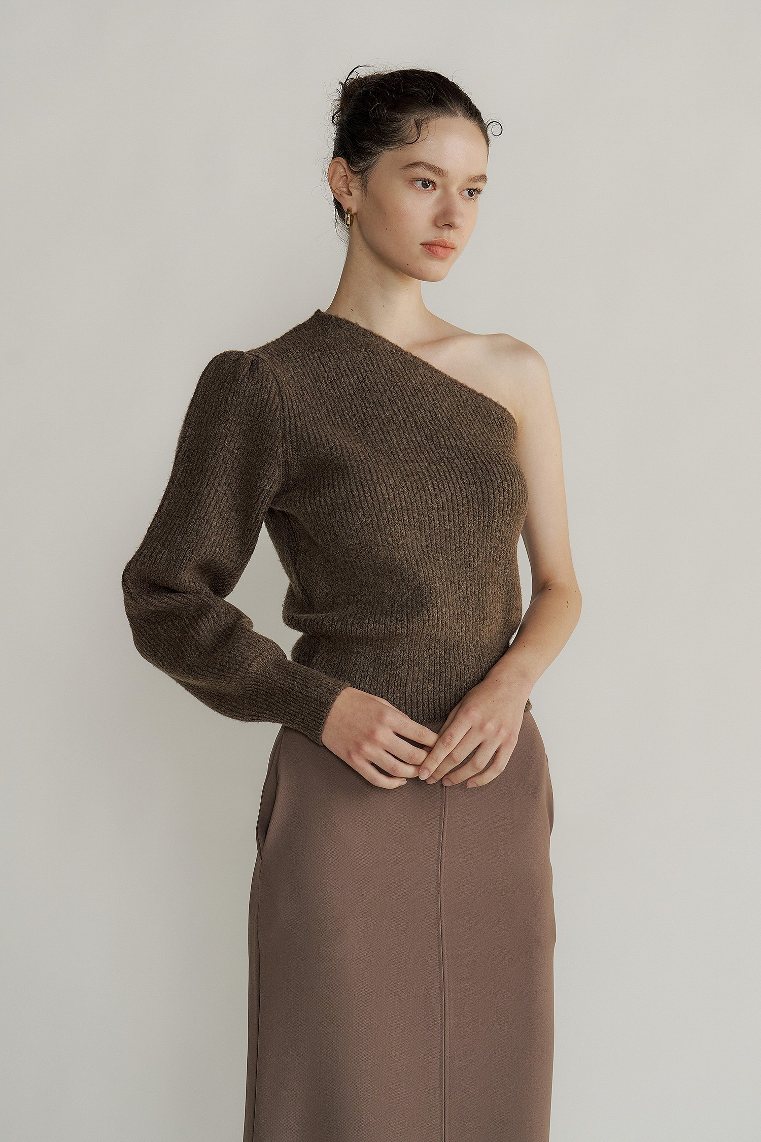 22fw]One off shoulder knit (brown)_Lucir zu