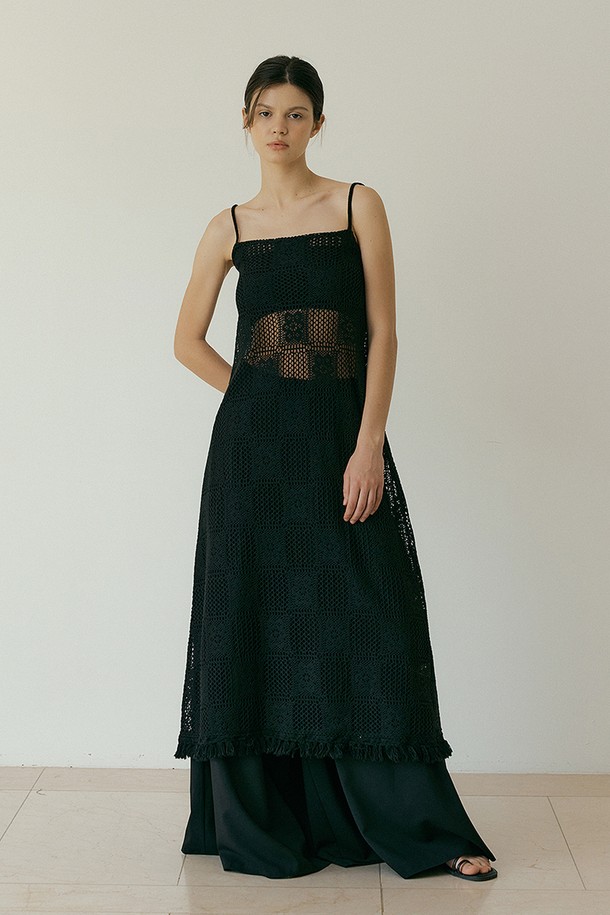 여성스러운 분위기를 연출하는 블랙 컬러의 면 크로셰 원피스입니다. 섬세한 레이스 패턴과 얇은 두께, 부드러운 촉감이 특징이며, 스퀘어 넥과 A라인 실루엣으로 우아함을 더했습니다. 민소매 디자인과 스파게티 스트랩, 레이어드 스타일로 여름철 일상에서 시원하고 페미닌하게 즐길 수 있습니다.
