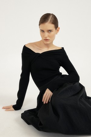 Drape Off-Shoulder Knit (black)