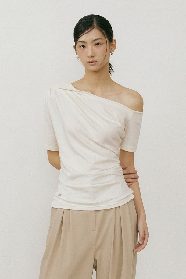 Lucir zu - 반소매 티셔츠 - Unbalance Drape Sleeve (cream)