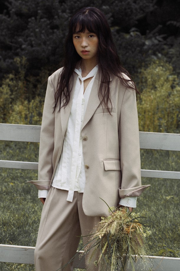 Lucir zu - 자켓 - Classic Two-Button Single Jacket (beige)