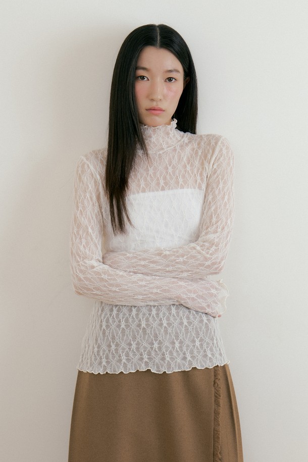아이보리 컬러의 레이스 터틀넥으로, 플로럴 패턴의 레이스 디테일과 자수 마감이 돋보입니다. 얇고 부드러운 폴리에스테르, 스판덱스 혼방 소재로 제작되었으며, 신축성이 있어 편안한 슬림핏을 제공하고 레이어드 스타일링에도 용이합니다. 엘레강스하면서도 페미닌한 무드를 연출하며 겨울철 일상복으로 적합한 긴소매 터틀넥입니다.
