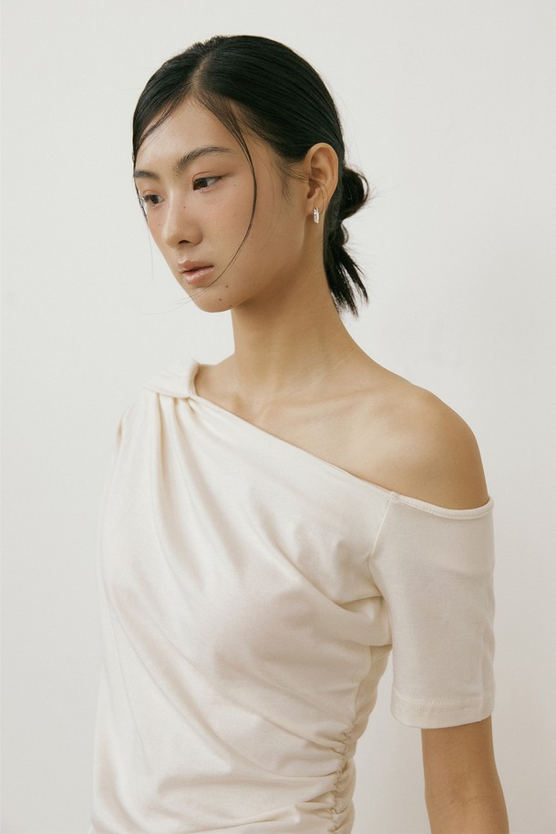 Lucir zu - 반소매 티셔츠 - Unbalance Drape Sleeve (cream)