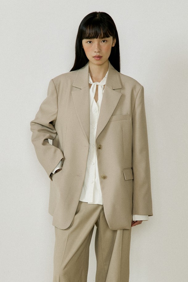 Lucir zu - 자켓 - Classic Two-Button Single Jacket (beige)