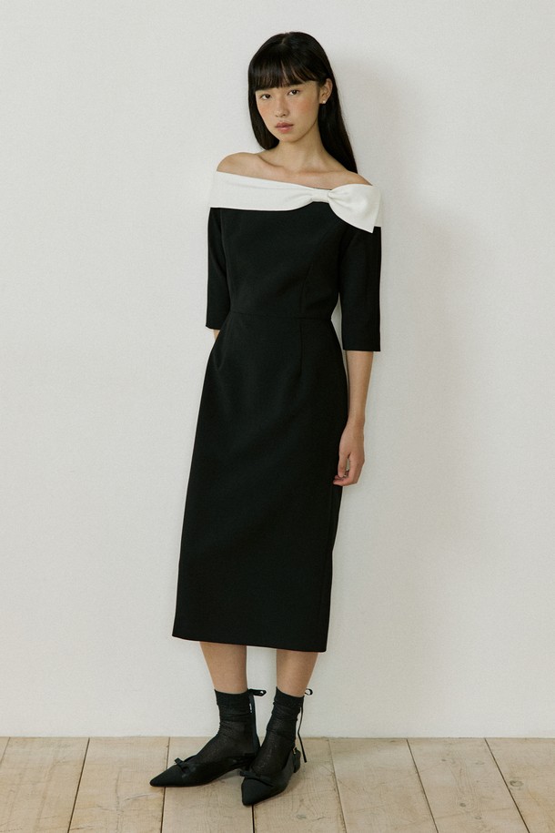 스페셜 타이 업 리본 옵스 (멀티)는 우아하고 페미닌한 무드를 연출하는 여성용 원피스입니다. 가을에 어울리는 7부 소매 기장과 슬림핏 H라인 디자인으로, 부드러운 촉감의 폴리에스테르, 레이온, 폴리우레탄 혼방 소재로 제작되었습니다. 오프숄더 네크라인과 리본 디테일, 프린세스 라인이 특징이며, 데이트룩, 모임룩, 소개팅룩에 적합합니다. 클래식, 로맨틱, 미니멀 스타일을 모두 아우르는 매력적인 아이템입니다. 신축성이 있어 편안하게 착용할 수 있습니다.
