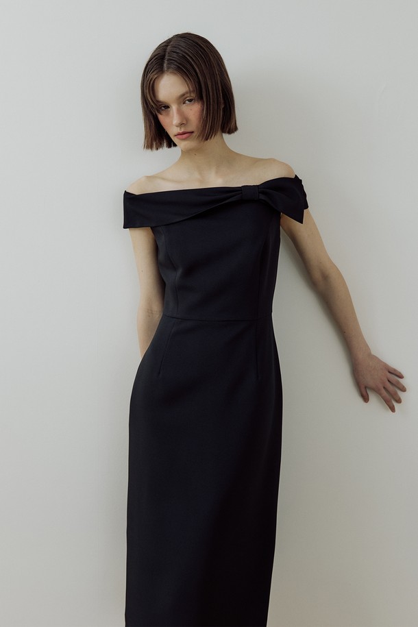 블랙 색상의 Tie up Ribbon One-piece는 우아하고 페미닌한 무드를 연출하며, 폴리에스테르와 폴리우레탄 혼방의 부드러운 스트레치 소재로 제작되어 편안한 착용감을 제공합니다. 민소매 디자인과 오프숄더 네크라인, 프린세스 라인의 H라인 치마핏이 특징이며, 리본 디테일이 더해진 슬림핏 원피스입니다. 여름철 일상에서 활용하기 좋으며 높은 신축성으로 활동성을 높였습니다.
