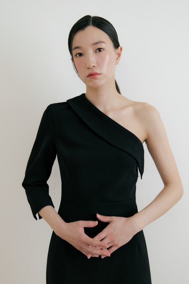 Lucir zu - 긴소매 원피스 - One shoulder Callar One-piece (black)