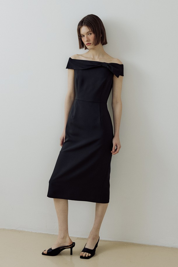 블랙 색상의 Tie up Ribbon One-piece는 우아하고 페미닌한 무드를 연출하며, 폴리에스테르와 폴리우레탄 혼방의 부드러운 스트레치 소재로 제작되어 편안한 착용감을 제공합니다. 민소매 디자인과 오프숄더 네크라인, 프린세스 라인의 H라인 치마핏이 특징이며, 리본 디테일이 더해진 슬림핏 원피스입니다. 여름철 일상에서 활용하기 좋으며 높은 신축성으로 활동성을 높였습니다.
