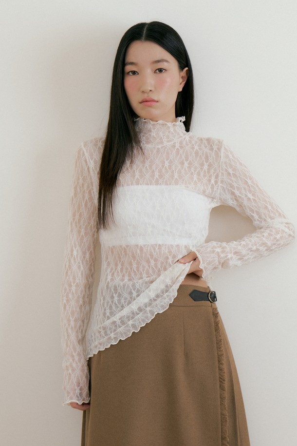 아이보리 컬러의 레이스 터틀넥으로, 플로럴 패턴의 레이스 디테일과 자수 마감이 돋보입니다. 얇고 부드러운 폴리에스테르, 스판덱스 혼방 소재로 제작되었으며, 신축성이 있어 편안한 슬림핏을 제공하고 레이어드 스타일링에도 용이합니다. 엘레강스하면서도 페미닌한 무드를 연출하며 겨울철 일상복으로 적합한 긴소매 터틀넥입니다.
