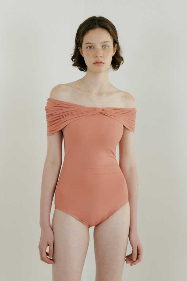 Lucir zu - 스윔웨어 - Twisted Off-Shoulder SwimSuit (pink)