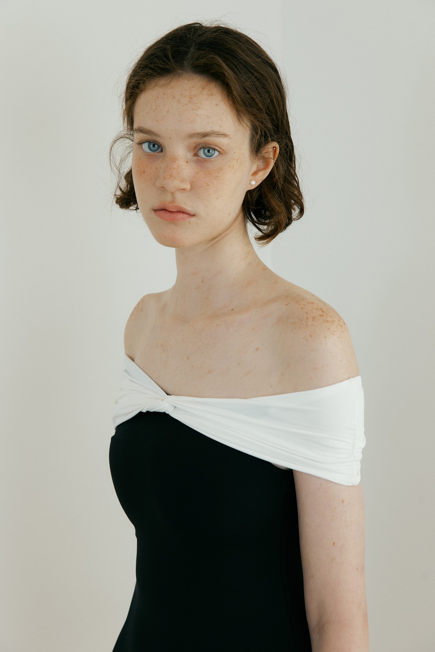 韓国商品/LUCIR ZU Twisted Off-Shoulder SwimSuit MUSINSA公式 | LUCIR ZU Twisted Off-Shoulder SwimSuit (multi)
