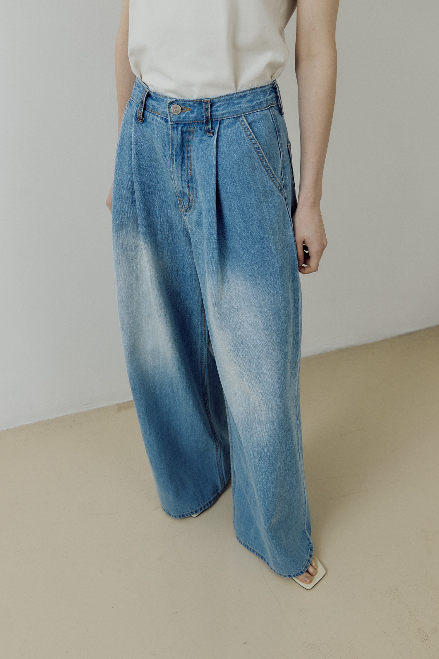 Pin tuck wide Denim Pants (blue)_Lucir zu - 코오롱몰