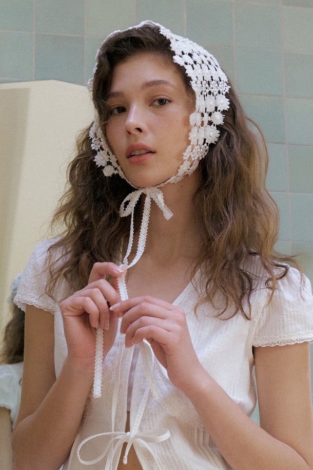 아이보리 컬러의 Lace Scarlett 반다나는 부드러운 면 소재로 제작되어 봄, 여름철에 착용하기 좋습니다. 레이스, 플라워 패턴과 리본 장식이 돋보이며, 얇은 두께감과 높은 신축성으로 편안한 착용감을 선사합니다. 크로셰 스타일의 니트 패턴으로 섬세함을 더했으며, 헤어 액세서리로 다양하게 스타일링할 수 있습니다.
