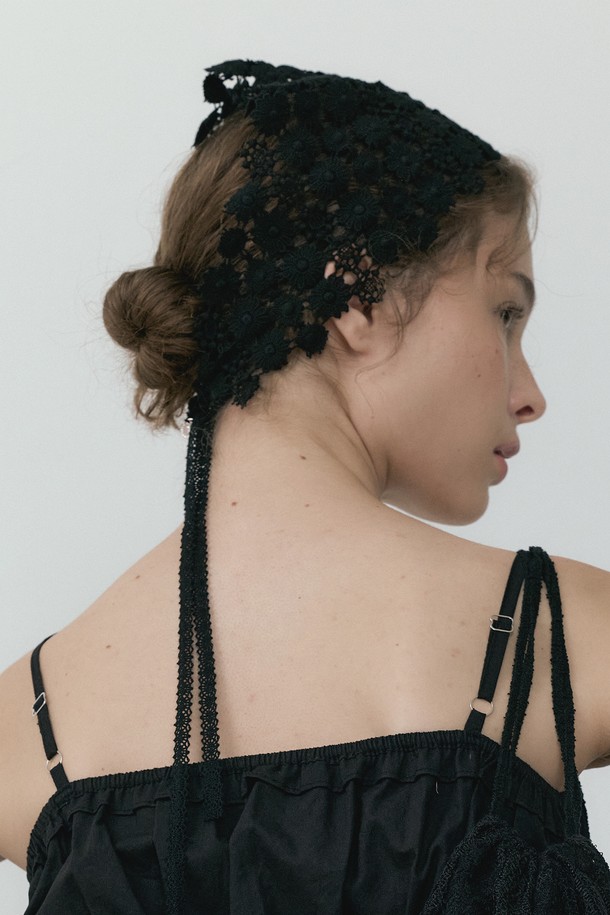 Lace Scarlett Bandana (black)는 여성용 반다나로, 면 소재에 플라워, 레이스, 크로쉐 패턴이 돋보이는 디자인입니다. 블랙과 아이보리 두 가지 색상으로 제공되며, 부드러운 촉감과 신축성 있는 소재로 편안하게 착용할 수 있습니다. 크로쉐 스타일 니트 반다나로 다양한 스타일링이 가능하며, 일상에서 포인트를 더하기 좋습니다.
