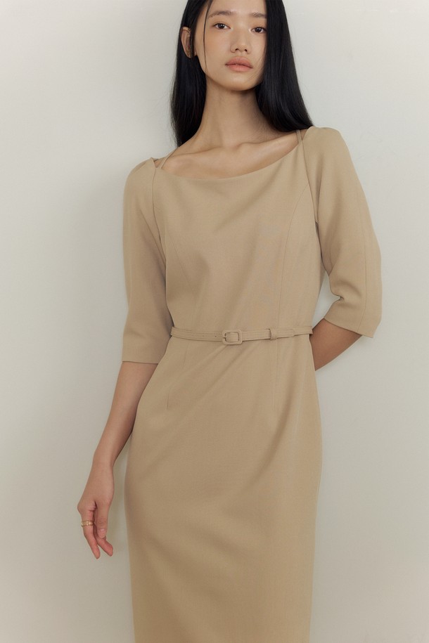 베이직한 매력의 Thalia (탈리아) 벨티드 보트넥 원피스입니다. 부드러운 베이지 컬러와 미니멀한 디자인이 특징이며, 봄, 여름 시즌에 활용하기 좋습니다. 허리 벨트 디테일이 더해져 여성스러운 실루엣을 연출하며, H라인 스커트가 다리 라인을 더욱 돋보이게 합니다. 데이트룩, 모임룩 등 다양한 TPO에 어울리는 클래식하고 캐주얼한 스타일을 완성해보세요. 반소매 디자인과 얇은 두께감으로 시원하게 착용할 수 있습니다.
