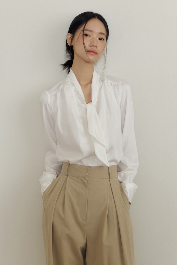 실큰 스카프 블라우스 (아이보리)는 우아하고 클래식한 무드를 선사하는 여성 의류입니다. 부드러운 실크 소재로 제작되어 은은한 광택과 고급스러운 촉감을 느낄 수 있으며, 얇은 두께감으로 봄, 여름, 가을 시즌에 활용하기 좋습니다. 스카프넥 디자인과 긴 소매, 레귤러핏으로 오피스룩, 모임룩, 소개팅룩 등 다양한 TPO에 잘 어울립니다. 아이보리 컬러와 무지 패턴으로 미니멀하면서도 세련된 스타일을 연출할 수 있습니다.
