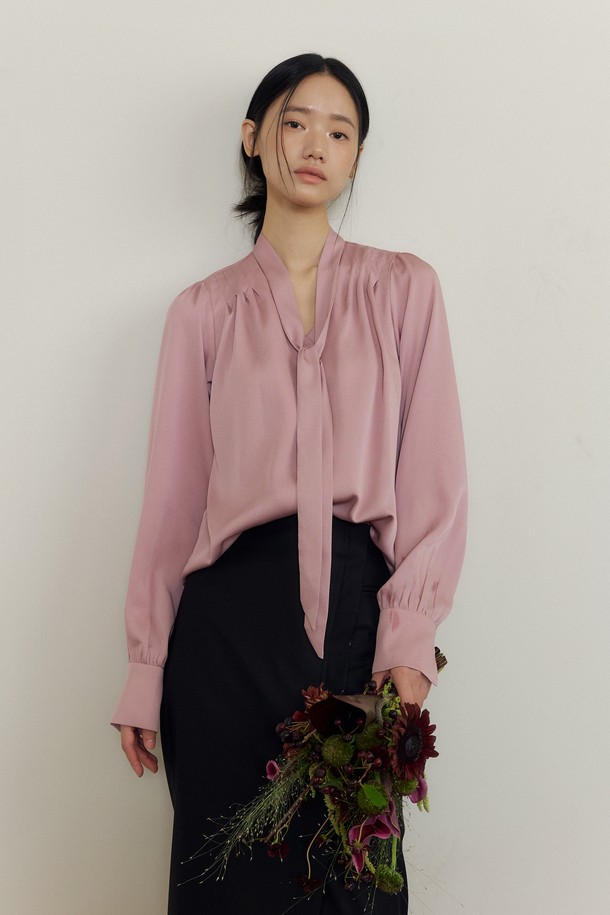 뮤트 핑크 컬러의 Soft Drape Tie-Neck V-블라우스는 부드러운 촉감과 우아한 드레이프 디테일이 돋보이는 여성 블라우스입니다. 브이넥과 리본 넥으로 연출 가능한 디자인은 페미닌한 무드를 더하며, 긴 소매와 얇은 두께감으로 봄, 가을에 적합합니다. 루즈핏으로 편안하게 착용 가능하며, 데이트룩, 모임룩, 소개팅룩 등 다양한 TPO에 활용할 수 있습니다. 클래식, 미니멀, 로맨틱 스타일을 즐기는 분들께 추천하며, 타이 디테일이 포인트로 더해져 세련된 느낌을 선사합니다.
