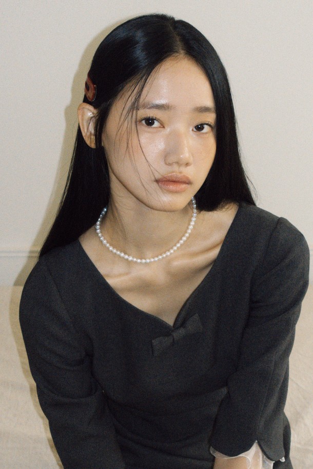 7mm 클래식 담수 진주 목걸이는 여성의 우아함을 돋보이게 해주는 목걸이입니다. 7mm 크기의 자연스러운 광택을 지닌 담수 진주가 사용되었으며, 925 실버 소재로 제작되어 고급스러운 분위기를 자아냅니다. 35-39cm 길이로 조절 가능하여 다양한 스타일에 매치할 수 있습니다. 클래식하고 미니멀한 디자인으로 파티, 모임, 상견례 등 특별한 날에 착용하기 좋습니다.
