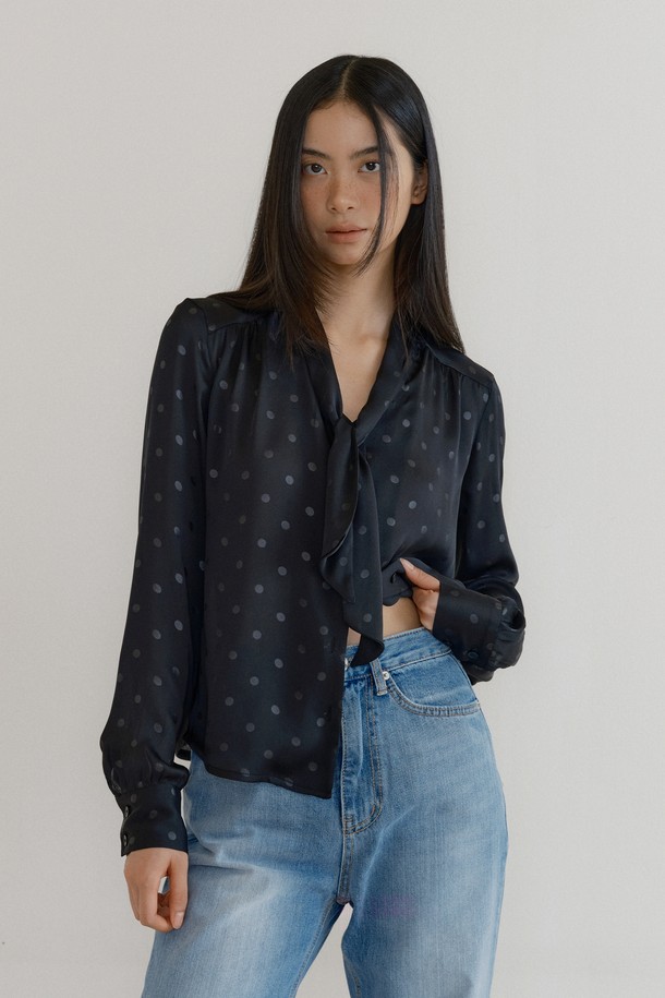 "실큰 스카프 블라우스 (도트 블랙)"는 우아하고 엘레강스한 무드를 연출하는 여성 블라우스입니다. 부드러운 폴리에스테르 소재의 실키한 새틴으로 제작되어 은은한 광택감과 고급스러운 분위기를 자아냅니다. 릴랙스핏에 V넥 디자인으로 편안함을 더했으며 스카프 디테일이 포인트입니다. 봄, 여름, 가을 계절에 두루 활용 가능하며, 데이트룩, 카페룩, 모임룩 등 다채로운 TPO에 매치하기 좋습니다. 클래식, 미니멀 또는 로맨틱 스타일을 즐기는 분들께 추천하며, 얇은 두께감과 긴 소매 기장이 특징입니다.
