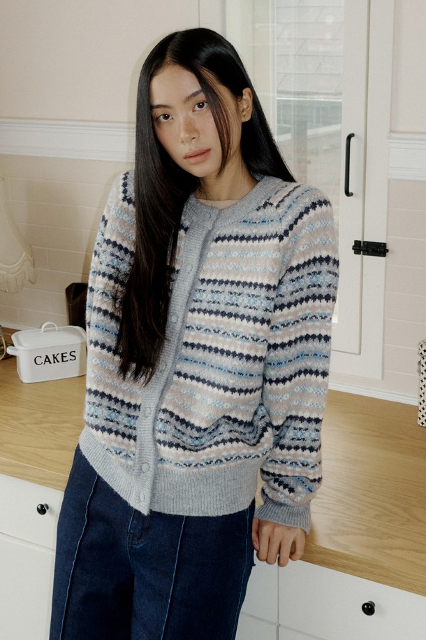 네이비 컬러의 페어아일 래글런 스웨터 가디건입니다. 부드러운 울 소재로 제작되어 가을, 겨울 시즌 따뜻하고 포근하게 착용할 수 있습니다. 래글런 슬리브와 후드 디테일, 빈티지 스타일 버튼이 특징이며, 레귤러핏으로 캐주얼한 무드를 연출합니다. 겨울 데일리룩, 집콕룩, 산책룩 등 다양한 TPO에 활용하기 좋은 아이템입니다. 클래식하고 미니멀한 스타일을 즐기는 여성분들께 추천합니다.
