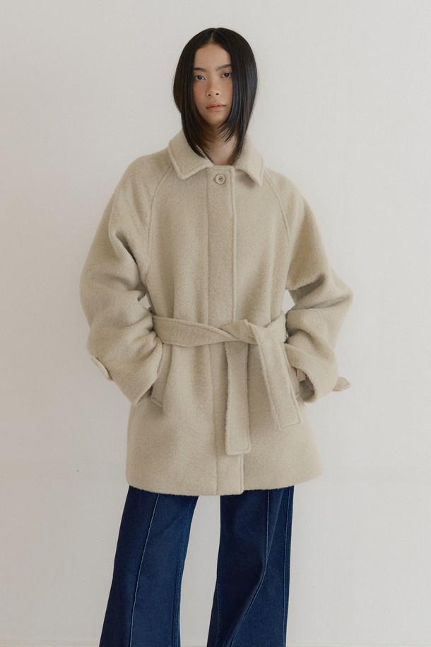 알파카 울 하프 코트 (베이지)는 여성스러운 겨울 스타일을 완성하는 하프 기장의 아우터입니다. 부드러운 촉감의 알파카, 울, 나일론 혼방 소재로 제작되어 포근함을 선사하며, 하이넥 디자인과 래글런 소매, 세련된 실루엣이 특징입니다. 히든 버튼 여밈 방식과 레귤러핏으로 클래식하면서도 미니멀한 무드를 연출하며, 베이지 및 아이보리 컬러로 다양한 룩에 매치하기 용이합니다. 겨울 데일리룩, 오피스룩, 모임룩 등 다채로운 TPO에 시크하게 활용할 수 있는 아이템입니다.
