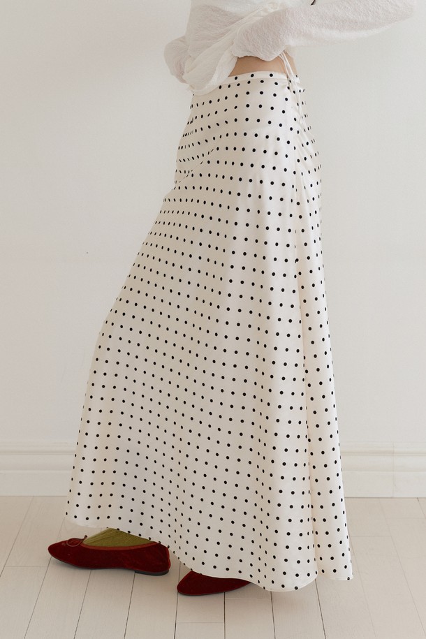 부드러운 촉감의 새틴 소재로 제작된 크림 컬러의 롱 플레어 스커트입니다. 발목까지 내려오는 우아한 기장과 A라인 플레어 핏이 페미닌한 실루엣을 선사합니다. 바이어스 컷으로 섬세함을 더했으며, 사이드 지퍼 디테일로 편안하게 착용 가능합니다. 데이트룩, 카페룩, 모임룩 등 다양한 TPO에 맞춰 클래식, 미니멀, 로맨틱 스타일을 연출해보세요. 봄, 여름, 가을 시즌에 활용하기 좋은 얇은 두께감의 무지 스커트입니다.
