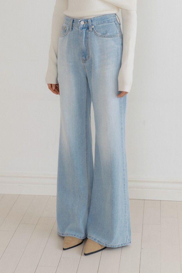 라이트 블루 색상의 와이드 부츠컷 청바지입니다. 면 소재로 제작되어 부드러운 촉감을 선사하며, 레귤러핏으로 편안하게 착용 가능합니다. 하이웨스트 디자인과 커스텀 장식 디테일, 가죽 태그가 더해져 캐주얼하면서도 미니멀한 스타일을 연출합니다. 봄, 여름, 가을 계절에 데이트룩, 쇼핑룩 등 다양한 TPO에 활용하기 좋으며, 베이직하고 클래식한 무드를 더해줍니다. 두꺼운 두께감으로 안정적인 착용감을 선사하는 긴 기장의 무지 청바지입니다.
