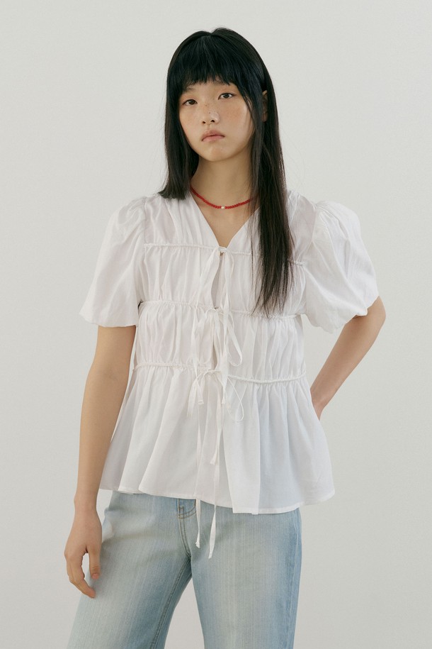 엘라 스트링 블라우스 (화이트)는 여성스러운 무드를 연출하는 여름용 블라우스입니다. 부드러운 레이온과 면 혼방 소재로 제작되어 얇고 가벼운 착용감을 선사하며, 루즈핏 디자인으로 편안함을 더합니다. 브이넥 라인과 반소매 기장으로 시원함을 강조하고, 리본 디테일과 앞중심 히든 후크 디테일이 여성스러움을 더합니다. 데이트룩, 카페룩, 모임룩 등 다양한 TPO에 어울리며, 미니멀, 클래식, 로맨틱 스타일을 즐기는 분들께 추천합니다. 레이어드하여 다양한 스타일을 연출할 수 있습니다.
