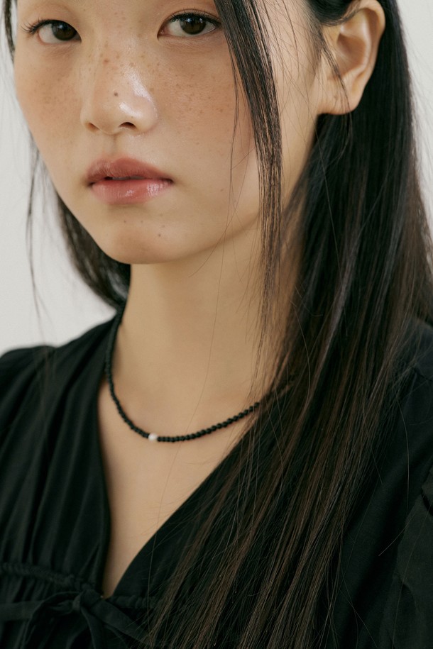 블랙 색상의 Pearl Pendant Onyx Necklace는 3mm 천연 오닉스 스톤과 담수진주 포인트가 돋보이는 디자인입니다. 925 실버 체인을 사용하여 제작되었으며, 여성에게 어울리는 미니멀하고 엘레강스한 무드를 연출합니다. 사계절 내내 데일리로 착용하기 좋은 목걸이입니다.
