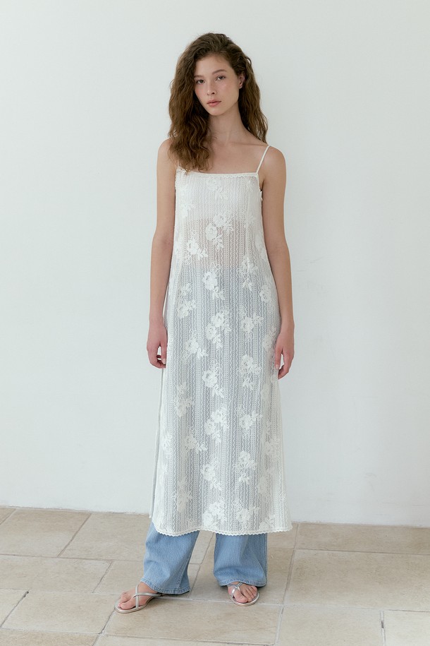 Wildeflower 레이스 민소매 원피스 (아이보리)는 부드러운 폴리에스테르 소재로 제작되어 은은하게 비치는 시스루 디자인이 특징입니다. 섬세한 레이스 플라워 패턴과 슬릿 디테일, 레이스 테이프 장식이 우아하고 엘레강스한 분위기를 연출하며, A라인 맥시 기장으로 편안한 루즈핏을 선사합니다. 스퀘어넥 디자인의 아이보리 색상으로 시원한 여름철 일상복으로 활용하기 좋습니다.
