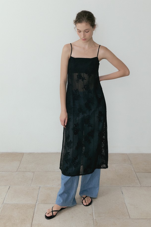 Wildeflower 레이스 민소매 원피스 (블랙)는 페미닌한 무드의 여성 의류입니다. 시스루 레이스 소재와 플라워 패턴이 돋보이며, 스퀘어넥과 루즈핏으로 편안하면서도 여성스러운 실루엣을 연출합니다. 얇은 두께감과 민소매 디자인으로 여름철 시원하게 착용 가능하며, 슬릿 디테일과 레이어드 스타일링으로 다양한 연출이 가능합니다.
