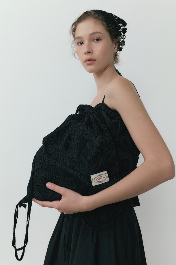 Wildflower 레이스 스트링 백팩(블랙)은 여성스러운 레이스 플라워 패턴과 빈티지 스타일이 돋보이는 백팩입니다. 폴리에스테르 소재로 제작되었으며, 사이즈 조절이 가능한 조임용끈 잠금 방식과 36x38cm의 미디엄 사이즈로 일상에서 활용하기 좋습니다. 캐주얼하면서도 우아한 분위기를 연출하며, 투웨이 스트랩으로 다양한 스타일을 연출할 수 있습니다.
