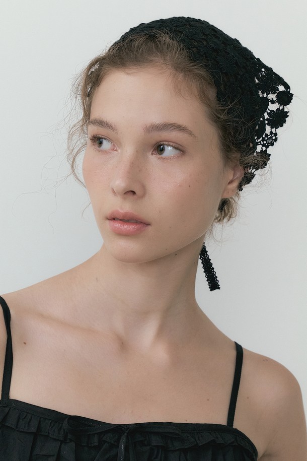 Lace Scarlett Bandana (black)는 여성용 반다나로, 면 소재에 플라워, 레이스, 크로쉐 패턴이 돋보이는 디자인입니다. 블랙과 아이보리 두 가지 색상으로 제공되며, 부드러운 촉감과 신축성 있는 소재로 편안하게 착용할 수 있습니다. 크로쉐 스타일 니트 반다나로 다양한 스타일링이 가능하며, 일상에서 포인트를 더하기 좋습니다.
