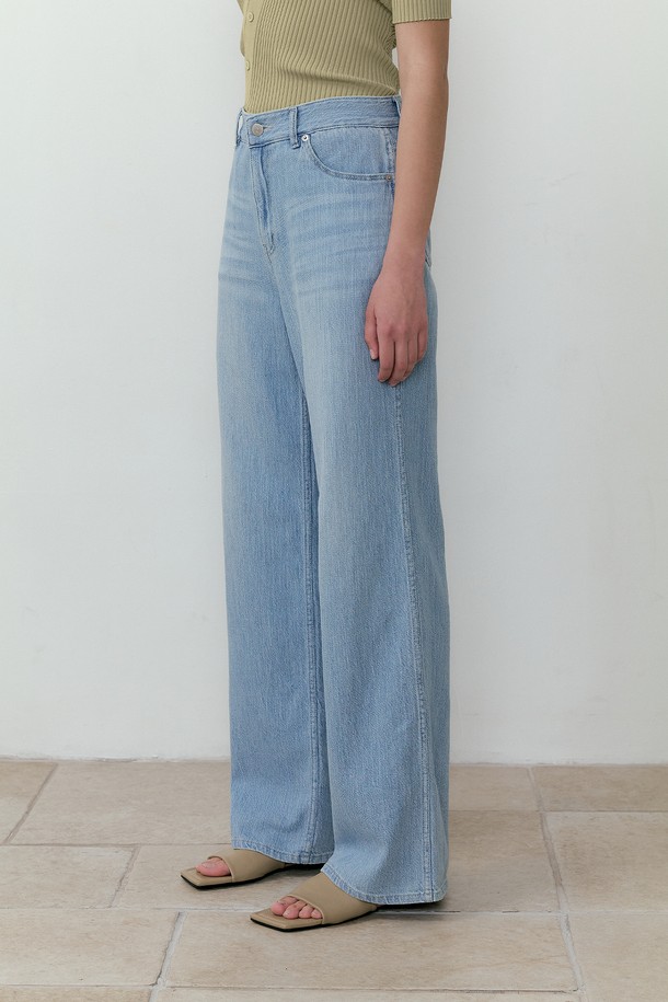 라이트 블루 컬러의 워시드 루즈 핏 여성 청바지입니다. 부드러운 면 소재에 얇은 두께감으로 여름철에도 시원하게 착용 가능하며, 베이직하면서도 캐주얼한 스타일을 연출합니다. 워싱 가공과 가죽 태그, 커스텀 장식이 더해져 유니크하며, 신축성과 내구성이 우수하여 편안하고 오랫동안 즐겨 입을 수 있습니다.
