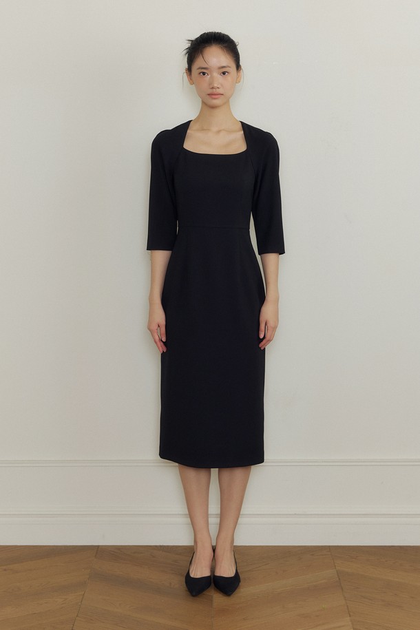 세련된 무드의 래글런 스퀘어 넥 드레스 (블랙)입니다. 봄, 여름, 가을 시즌에 착용하기 좋은 얇은 두께감의 원피스로, 미니멀하고 베이직한 스타일을 연출합니다. 7부 소매와 래글런 디자인이 특징이며, 데이트룩이나 모임룩으로 활용하기 좋습니다. 부드러운 촉감의 레귤러핏으로 편안하게 착용 가능하며, 스퀘어넥 라인이 여성스러움을 더합니다. 무지 디자인으로 어떤 스타일에도 쉽게 매치할 수 있어 활용도가 높습니다.
