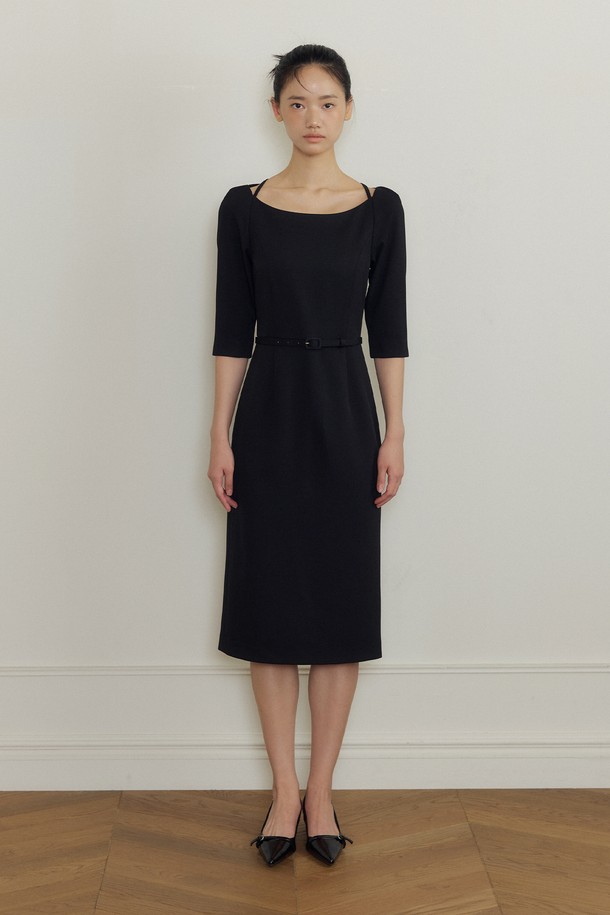 Thalia (탈리아) 벨티드 보트넥 드레스는 여성 고객을 위한 미니멀하고 베이직한 디자인의 원피스입니다. 블랙 컬러의 H라인 슬림핏 원피스로, 보트넥 라인과 벨트 디테일이 특징입니다. 봄, 여름 시즌에 적합하며, 반소매와 무릎 기장으로 시원하게 착용할 수 있습니다. 오피스룩, 데이트룩, 모임룩 등 다양한 TPO에 활용 가능하며, 미니멀, 클래식, 시크 스타일을 연출하기 좋습니다. 얇은 두께감으로 편안한 착용감을 선사합니다.
