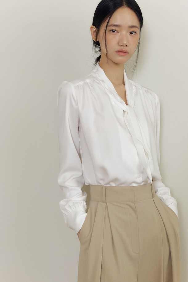 실큰 스카프 블라우스 (아이보리)는 우아하고 클래식한 무드를 선사하는 여성 의류입니다. 부드러운 실크 소재로 제작되어 은은한 광택과 고급스러운 촉감을 느낄 수 있으며, 얇은 두께감으로 봄, 여름, 가을 시즌에 활용하기 좋습니다. 스카프넥 디자인과 긴 소매, 레귤러핏으로 오피스룩, 모임룩, 소개팅룩 등 다양한 TPO에 잘 어울립니다. 아이보리 컬러와 무지 패턴으로 미니멀하면서도 세련된 스타일을 연출할 수 있습니다.
