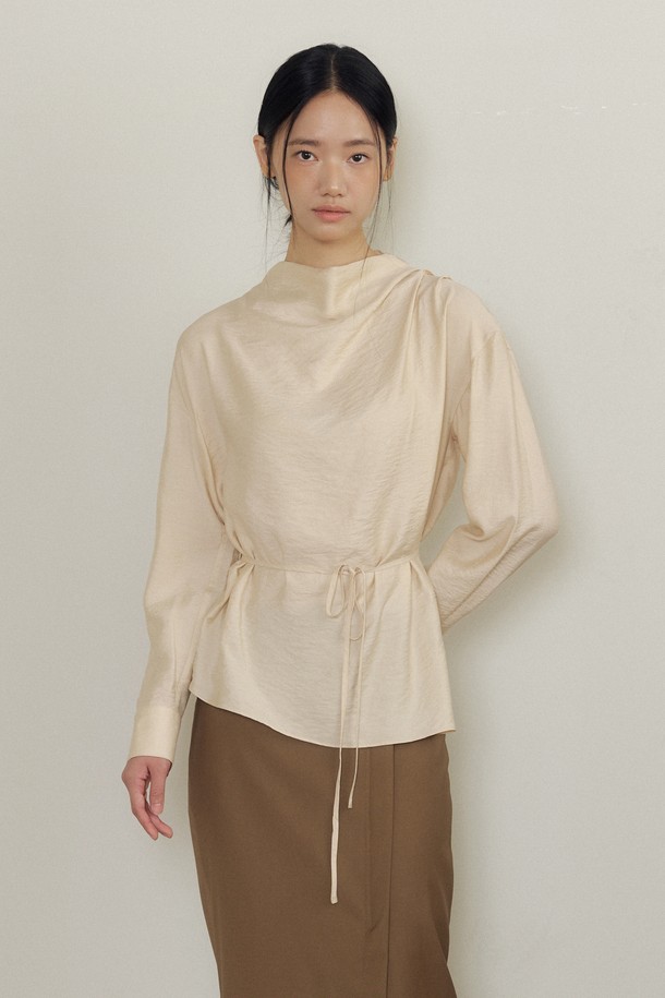 크림 컬러의 Sleek Silky 카울 넥 블라우스는 여성스러운 실루엣을 연출하는 디자인입니다. 부드러운 실크 소재로 제작되어 은은한 광택과 고급스러운 촉감을 선사하며, 봄, 가을에 착용하기 좋습니다. 허리 스트링 디테일이 더해져, 우아하면서도 미니멀한 스타일을 완성합니다. 데이트룩, 오피스룩, 모임룩 등 다양한 TPO에 활용 가능하며, 클래식하고 미니멀한 스타일을 선호하는 분들께 추천합니다. 긴 소매와 레귤러 핏으로, 편안하면서도 세련된 분위기를 연출합니다.
