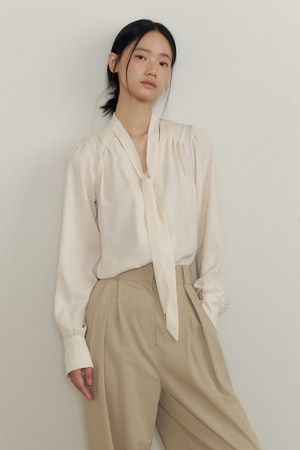 부드러운 드레이프 타이넥 브이 블라우스 (크림)는 여성스러운 실루엣을 강조하는 우아하고 클래식한 상의입니다. 얇고 부드러운 시폰 소재로 제작되어 봄, 가을 시즌에 적합하며, 레귤러핏으로 편안하게 착용할 수 있습니다. 브이넥과 리본넥 스타일을 연출할 수 있는 타이넥 디자인이 특징이며, 긴 소매와 무지 패턴으로 미니멀하고 로맨틱한 분위기를 선사합니다. 데이트룩, 오피스룩, 모임룩 등 다양한 TPO에 활용 가능하며, 부드러운 촉감과 은은한 드레이프 디테일이 고급스러운 느낌을 더합니다.
