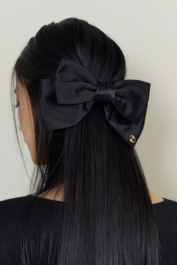 로얄 새틴 보우 헤어 클립 (블랙)은 부드러운 새틴 소재로 제작된, 우아한 분위기의 헤어 액세서리입니다. 검은색 무지 디자인에 큰 리본 장식이 더해져 걸리시, 클래식, 미니멀 스타일을 모두 아우릅니다. 클립형 잠금장치로 간편하게 착용 가능하며, 사계절 내내 다양한 스타일에 포인트를 줄 수 있습니다. 일상 속에서 여성스러운 매력을 돋보이게 해주는 아이템입니다.
