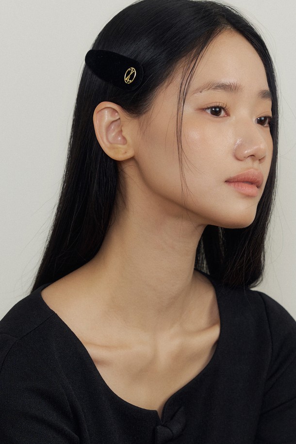벨벳 엠블럼 헤어 클립(블랙)은 부드러운 벨벳 소재와 심볼 로고 디테일이 돋보이는 여성 헤어 액세서리입니다. 캐주얼부터 우아한 스타일까지 폭넓게 활용 가능하며, 일상 및 예식 등 다양한 용도로 사용할 수 있습니다. 고급스러운 블랙 컬러와 엠블럼 디자인이 세련된 분위기를 더해줍니다.
