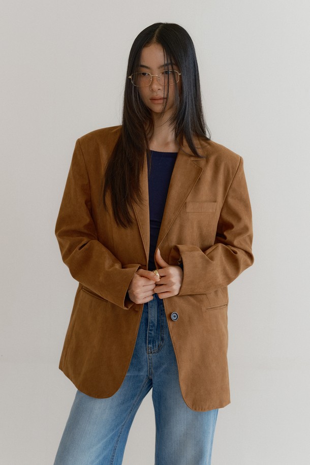 부드러운 스웨이드 소재의 Suede Belted Overfit 재킷 (브라운)으로, 가을과 겨울을 위한 완벽한 선택입니다. 오버핏 디자인에 벨트 디테일이 더해져 미니멀하면서도 클래식한 분위기를 연출하며, 투웨이 스타일링으로 다양한 룩을 소화할 수 있습니다. 싱글 버튼 여밈 방식과 레귤러 기장의 상의, 긴 소매가 특징이며, 브라운 베이지와 버건디 두 가지 컬러로 제공됩니다. 데이트룩, 오피스룩, 겨울 데일리룩 등 다양한 TPO에 활용 가능하며, 시크한 스타일을 완성해 보세요. 클린 실루엣과 프리미엄 디테일이 돋보이는 이 재킷은 당신의 스타일 지수를 한층 높여줄 것입니다.
