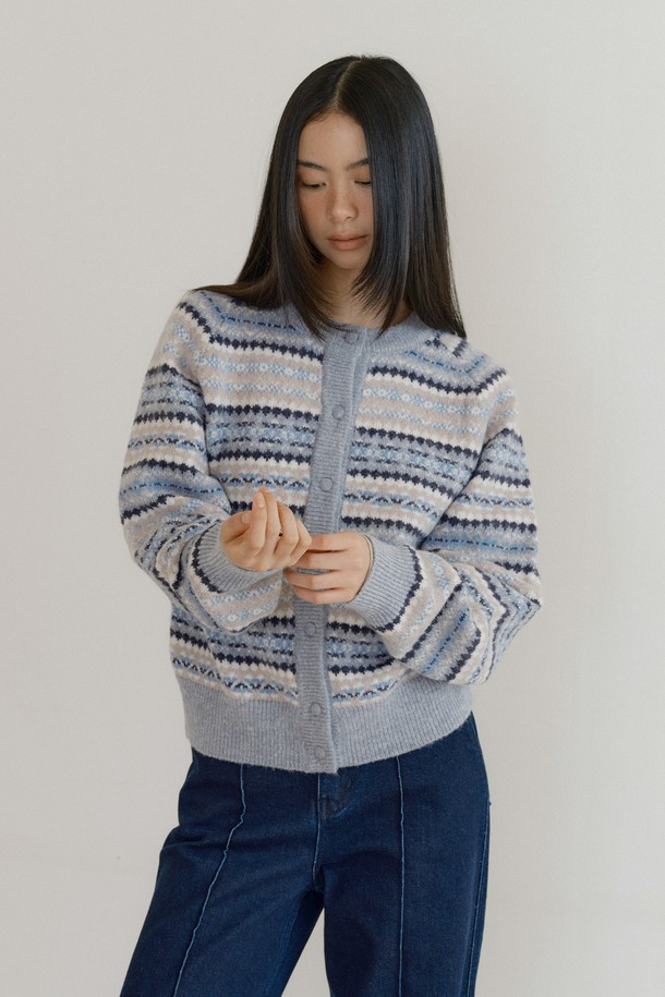 네이비 컬러의 페어아일 래글런 스웨터 가디건입니다. 부드러운 울 소재로 제작되어 가을, 겨울 시즌 따뜻하고 포근하게 착용할 수 있습니다. 래글런 슬리브와 후드 디테일, 빈티지 스타일 버튼이 특징이며, 레귤러핏으로 캐주얼한 무드를 연출합니다. 겨울 데일리룩, 집콕룩, 산책룩 등 다양한 TPO에 활용하기 좋은 아이템입니다. 클래식하고 미니멀한 스타일을 즐기는 여성분들께 추천합니다.
