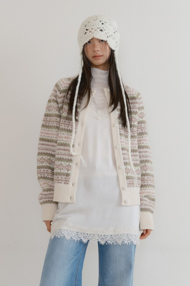 페어 아일 라글란 스웨터 가디건(크림)은 가을, 겨울 시즌 캐주얼하고 클래식한 무드를 연출하는 여성용 니트 가디건입니다. 두꺼운 두께감과 부드러운 촉감의 니트 소재로 제작되었으며, 라글란 슬리브와 후드 디테일이 특징입니다. 크림, 네이비, 레드의 세 가지 컬러로 출시되었으며, 레귤러핏의 긴소매 디자인으로 일상, 집콕룩, 산책룩 등 다양한 TPO에 활용 가능합니다. 빈티지 스타일 버튼이 포인트로 더해져 미니멀한 스타일에 포인트를 더합니다.
