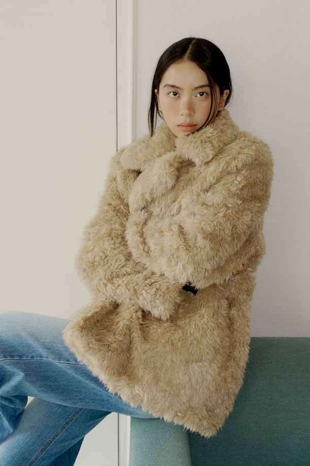 베이지 컬러의 플러피 퍼 하프 재킷은 여성스러운 스타일을 완성하는 아우터입니다. 넉넉한 두께감과 부드러운 촉감의 폴리에스테르 소재로 제작되어 가을과 겨울 시즌에 따뜻하게 착용할 수 있습니다. 클래식하고 엘레강스한 무드를 연출하며, 싱글 버튼 여밈과 하프 기장으로 세련된 핏을 선사합니다. 카라 디자인과 메탈 장식 디테일, 패딩 안감으로 보온성을 높인 퍼 재킷은 모임룩, 데이트룩, 겨울 데일리룩 등 다양한 TPO에 활용하기 좋습니다. 레귤러핏의 긴 소매 디자인으로 어떤 스타일에도 쉽게 매치할 수 있습니다.
