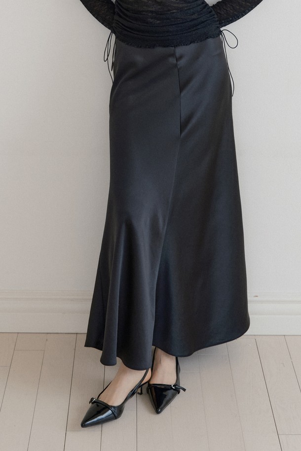 세련된 무드의 새틴 플레어 롱스커트입니다. 부드러운 촉감의 폴리에스테르 소재로 제작되어 편안한 착용감을 선사하며, 사계절 내내 활용 가능합니다. 허리 라인을 따라 자연스럽게 퍼지는 A라인 핏과 발목까지 오는 롱 기장이 우아한 실루엣을 연출합니다. 사이드 지퍼 디테일로 깔끔하게 마감되었으며, 데이트룩이나 모임룩 등 다양한 TPO에 어울립니다. 미니멀, 클래식, 로맨틱 스타일을 즐기는 여성분들께 추천합니다.
