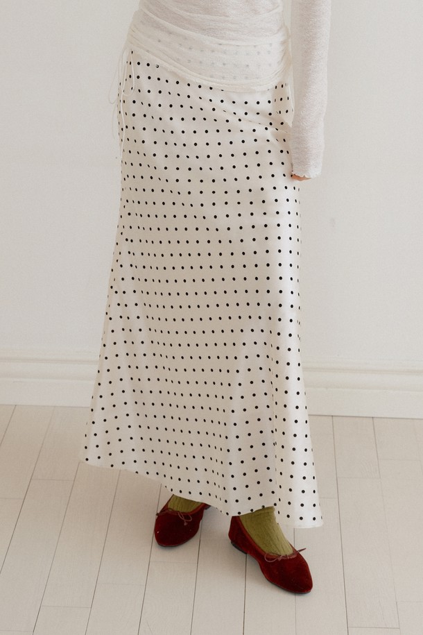 부드러운 촉감의 새틴 소재로 제작된 크림 컬러의 롱 플레어 스커트입니다. 발목까지 내려오는 우아한 기장과 A라인 플레어 핏이 페미닌한 실루엣을 선사합니다. 바이어스 컷으로 섬세함을 더했으며, 사이드 지퍼 디테일로 편안하게 착용 가능합니다. 데이트룩, 카페룩, 모임룩 등 다양한 TPO에 맞춰 클래식, 미니멀, 로맨틱 스타일을 연출해보세요. 봄, 여름, 가을 시즌에 활용하기 좋은 얇은 두께감의 무지 스커트입니다.
