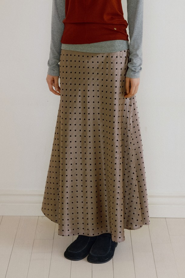 새틴 풀 랭스 플레어 스커트(브라운)는 여성스러운 무드를 자아내는 A라인 플레어 스커트입니다. 부드러운 촉감의 폴리에스테르 새틴 소재로 제작되어 은은한 광택과 고급스러운 분위기를 선사합니다. 앵클 길이와 바이어스 컷 디테일이 다리 라인을 더욱 아름답게 연출하며, 사이드 지퍼로 편안하게 착용할 수 있습니다. 데이트룩, 모임룩, 카페룩 등 다양한 TPO에 활용 가능하며, 클래식, 미니멀, 로맨틱 스타일 모두 소화 가능한 활용도 높은 아이템입니다. 사계절 내내 즐겨 입을 수 있는 매력적인 브라운 컬러의 스커트입니다.
